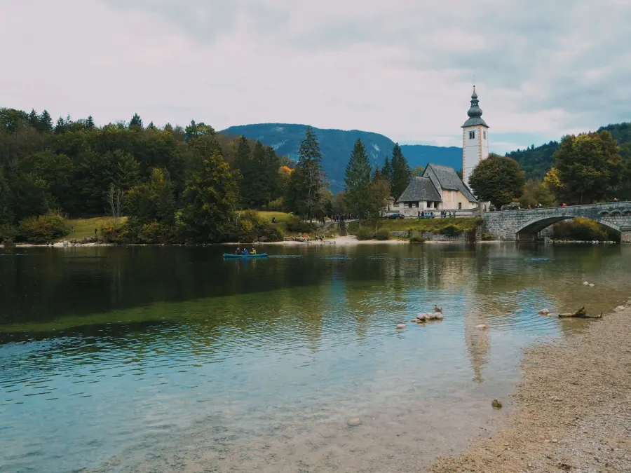 Lago di Bohinj: la Slovenia autentica oltre Bled