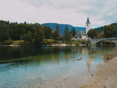 Lago di Bohinj: la Slovenia autentica oltre Bled