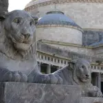 Piazza del Plebiscito e la leggenda delle statue equestri: perchè nessuno riesce a passarci in mezzo?